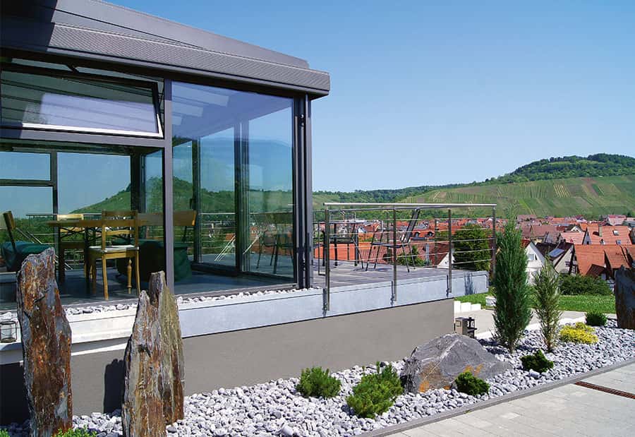 Wintergarten aus dem TOPSUN-Produktangebot mit großzügigen Glasflächen