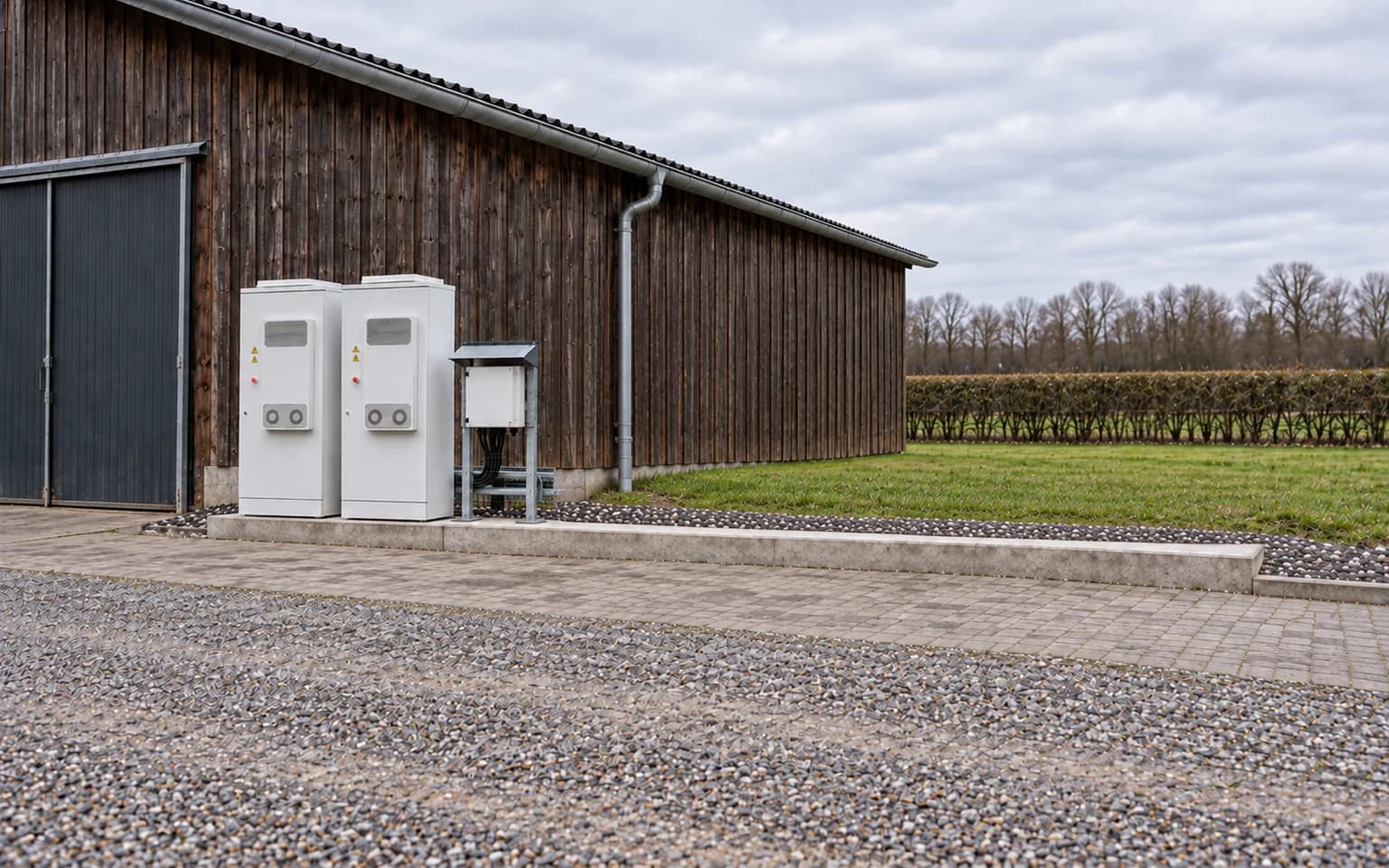 Visualisierung: 2 Speicherschränke und 1 Wechselrichter an einem Holzbau