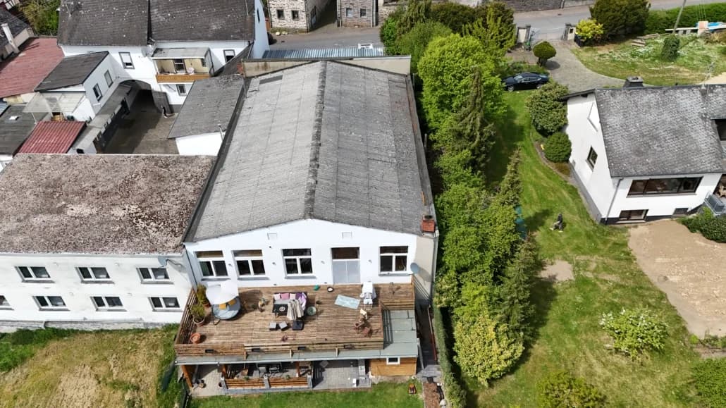 Dachflächen des Projektgebäudes in Pillig, Ansicht 1