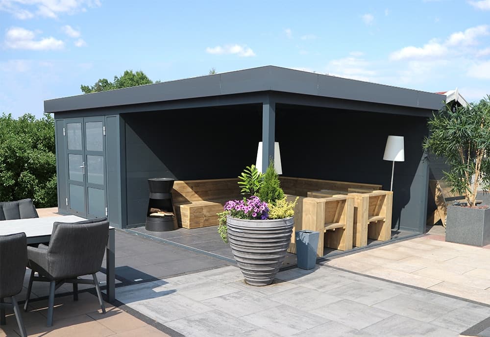 Gartenhaus mit gerader Dachkante und offenem Sitzbereich