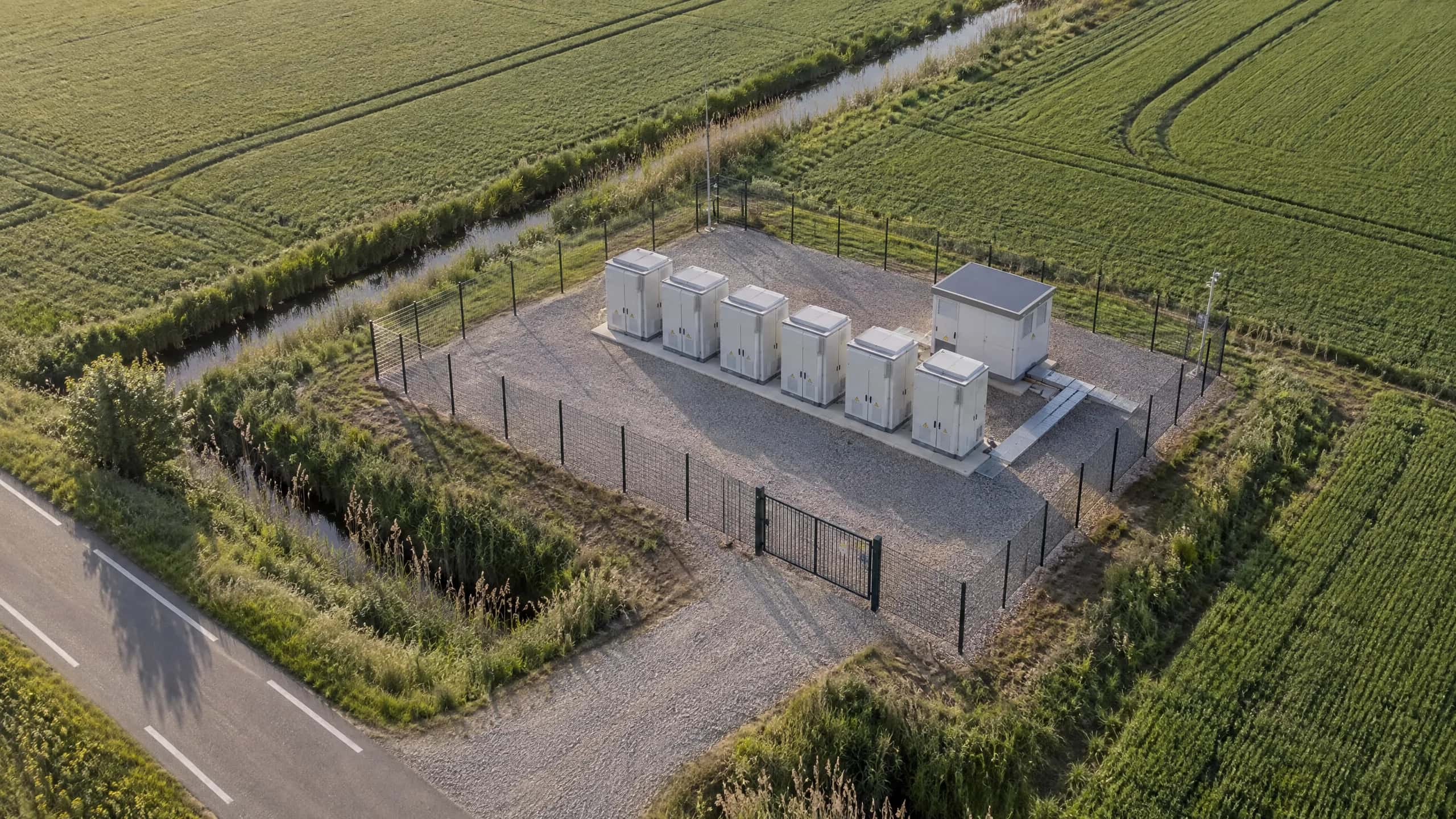 Visualisierung einer Batteriespeicheranlage auf einer eingezäunten Fläche in Norddeutschland