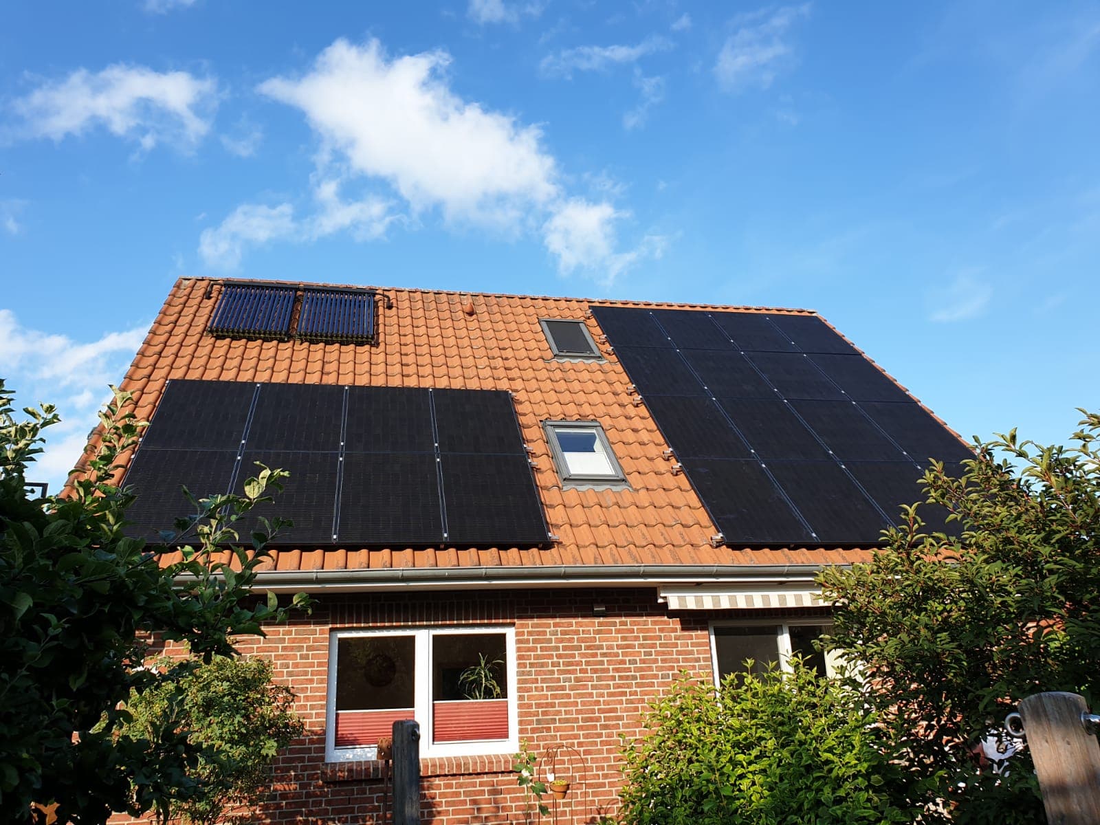 Wohnhaus mit Photovoltaikmodulen auf dem Ziegeldach