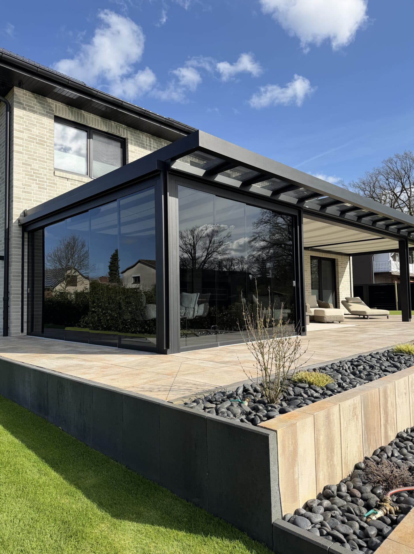 Gläsernes Gartenzimmer und Terrassenüberdachung
